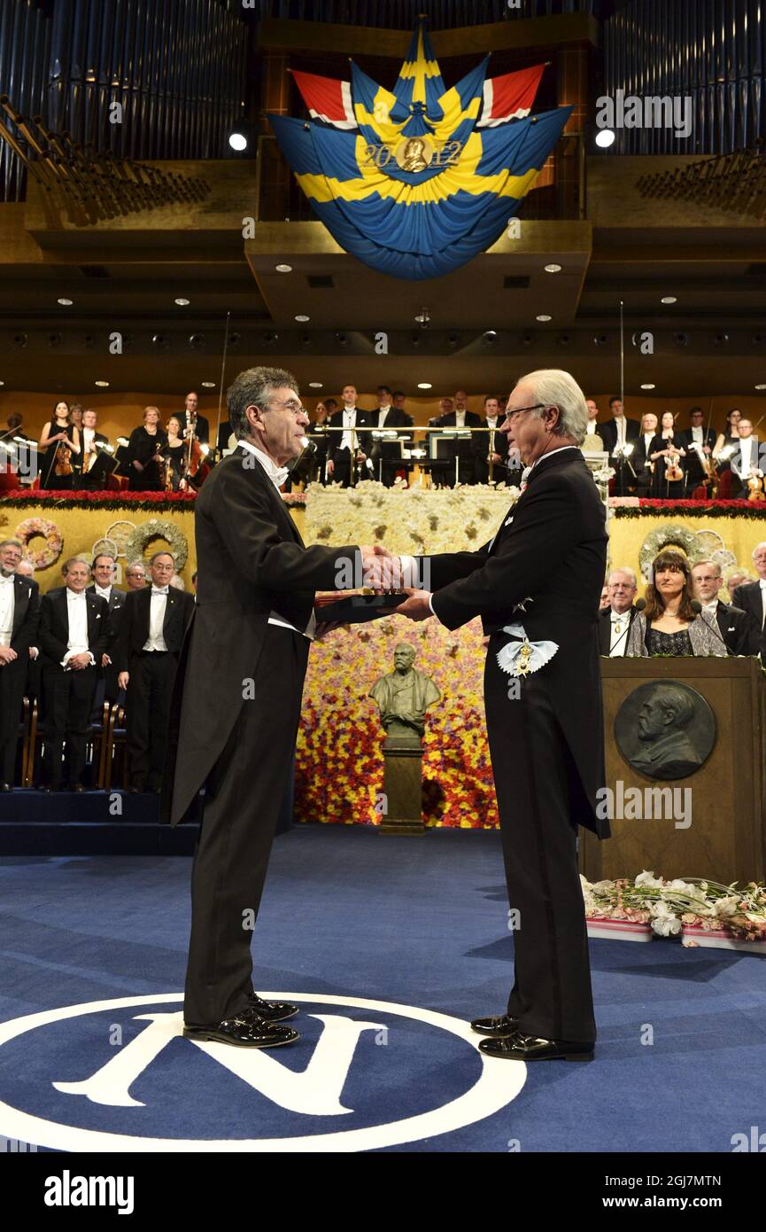 STOCKHOLM 20121210 Robert J. Lefkowitz, des États-Unis, reçoit le prix Nobel de chimie 2012 du roi Carl Gustaf, de Suède, lors de la cérémonie de remise du prix Nobel dans la salle de concert de Stockholm, Suède, le 10 décembre 2012. Foto: Jonas Ekström / SCANPIX Kod 10030 Banque D'Images