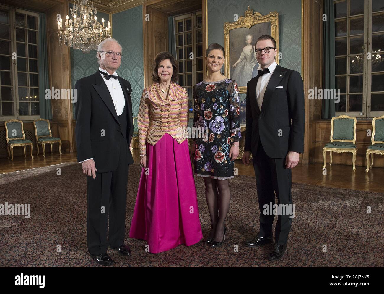 STOCKHOLM 20130201 Kung Carl Gustaf, drottning Silvia, prinsessan Victoria och prins Daniel vid Lovisa Ulrikas matsal på slottet i Stockholm, där man på fredagskvällen bjöd 200 gäster pott Sverigemidagen på Stockholm slottet anledning av kung gustafår 40. Gästerna bestod av utvalda länsrepresentanter samt Sveriges alla landhövdingar. Foto Jonas Ekström / SCANPIX Kod 10030 Banque D'Images