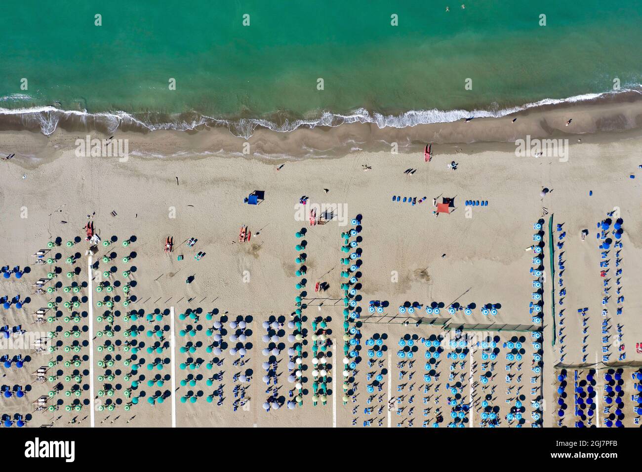 Italie, Toscane, Torre del Lago Puccini, hangar à bateaux et chaises de plage et parasols soigneusement commandés Banque D'Images
