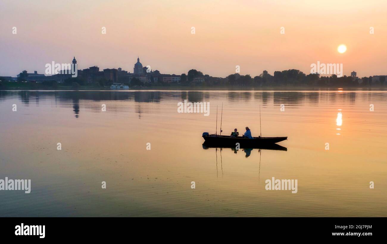 Italie, Mantova, horizon au-dessus du lac avec des pêcheurs bateau en bois Banque D'Images