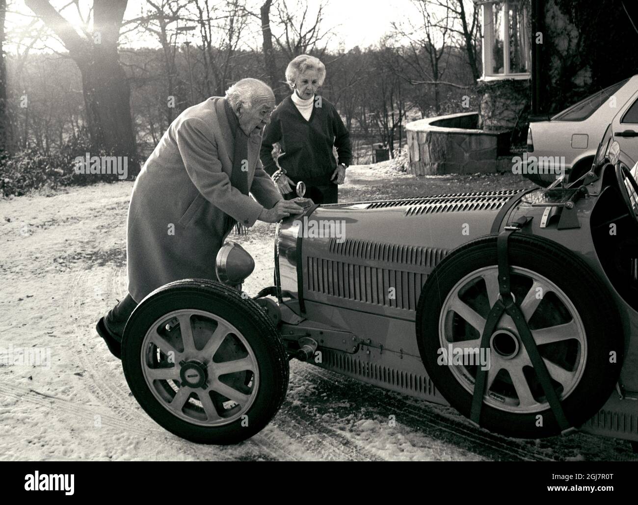 DOSSIER 1987-11-17 le Prince Bertil et la princesse Lilian mettent la voiture d'époque Bugatti T37 dans le garage pour l'hiver à leur maison Villa Solbacken à Djurgarden à Stockholm le 17 novembre 1987. Princesse Lilian, née Lillian May Davies à Swansea, pays de Galles, en 1915, décédée le 10 mars 2013, à l'âge de 97 ans. Elle a épousé le Prince Bertil de Suède en 1976 après avoir vécu ensemble pendant 33 ans. Foto: Lars Nyberg / XP / SCANPIX / Kod: 34 Banque D'Images