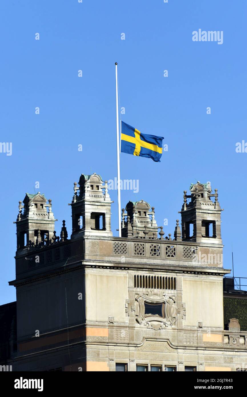 Drapeau royal suédois en Berne au sommet du bâtiment gouvernemental Rosenbad à Stockholm, le lundi 11 mars 2013. Princesse Lilian de Suède, née Lillian May Davies à Swansea, pays de Galles, en 1915, décédée le 10 mars 2013, à l'âge de 97 ans. Banque D'Images