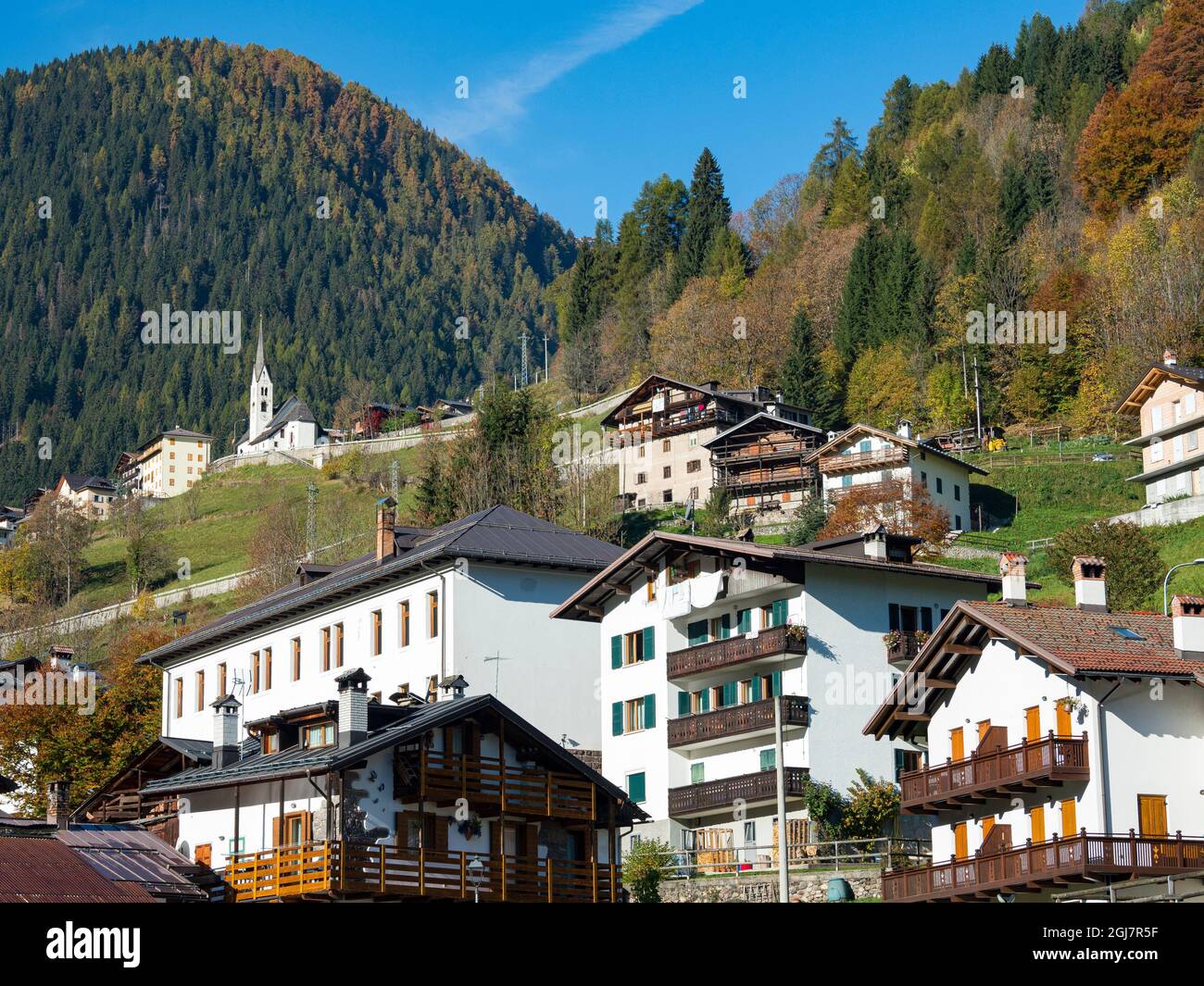 Architecture alpine traditionnelle à Falcade, Val Biois, Italie. Banque D'Images