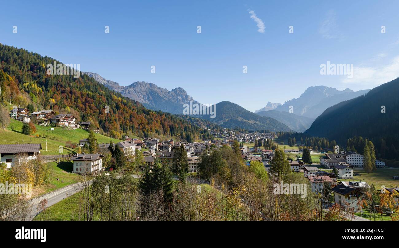 Falcade à Val Biois, Civetta et Monte Pelmo en arrière-plan. Italie. Banque D'Images