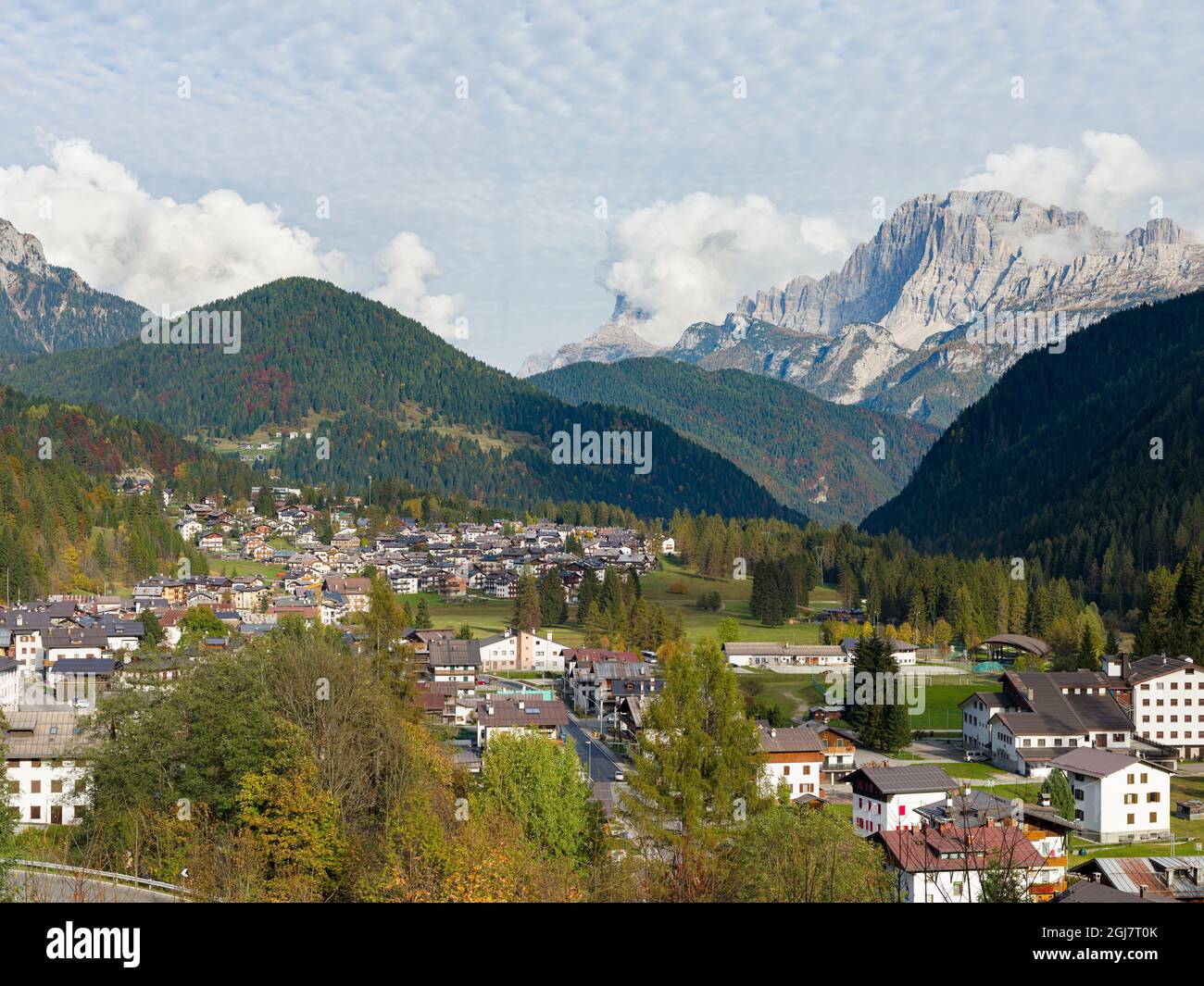 Falcade à Val Biois, Civetta et Monte Pelmo en arrière-plan. Italie. Banque D'Images