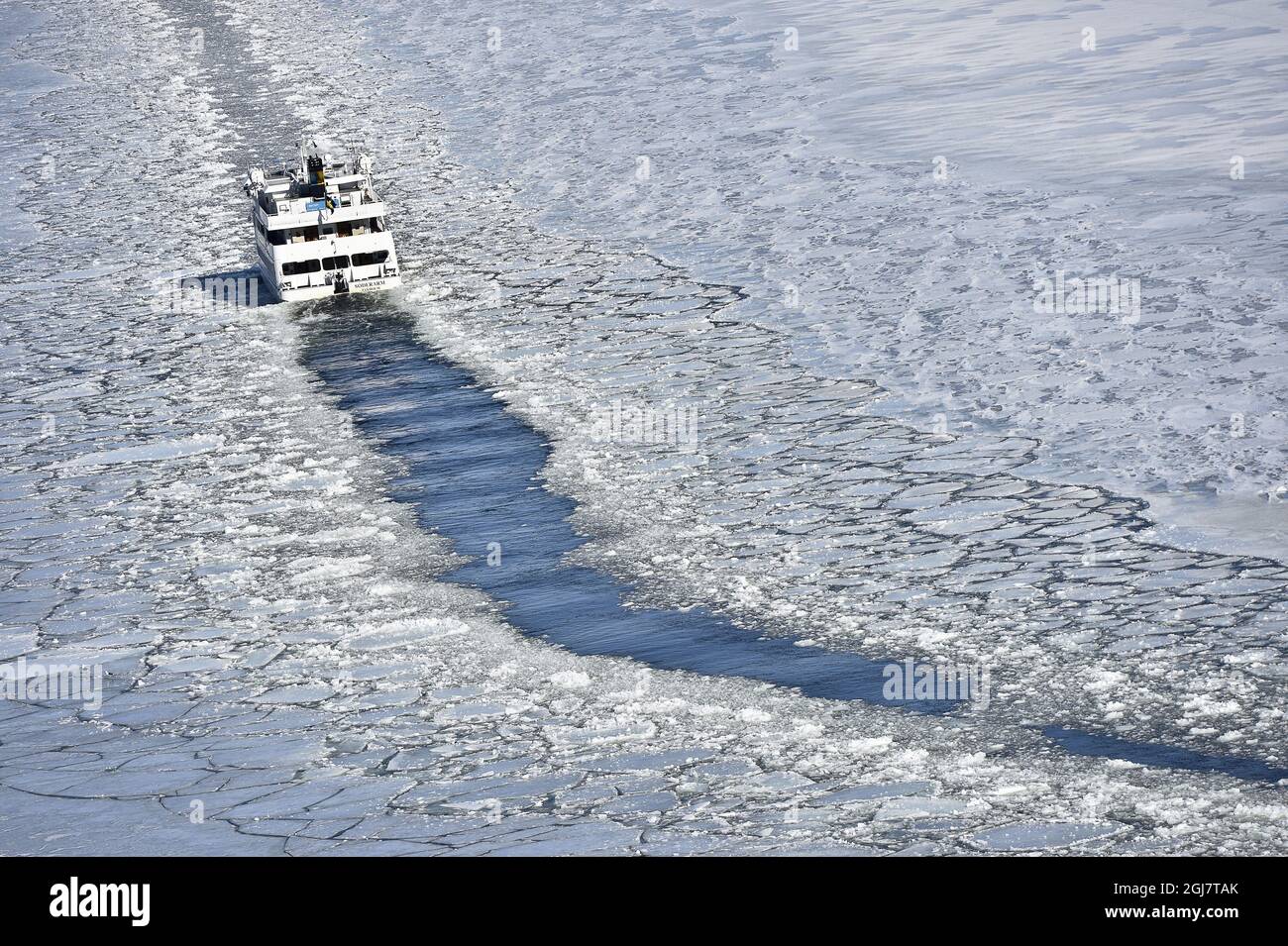 STOCKHOLM 2013-04-05 le ferry Soderarm est vu se rendre à travers un canal de glace brisé jusqu'à l'île Husaro dans l'archipel de Stockholm le vendredi 4 avril 2013. SMHI, l’agence gouvernementale suédoise chargée des prévisions météorologiques et du climat, signale qu’il y a une propagation record de glace autour des côtes de la Suède à la fin de l’hiver. Au début, les prévisionnistes s'attendaient à ce que la glace sur la mer Baltique atteigne son maximum fin janvier, mais une période prolongée de haute pression qui est arrivée début mars a provoqué la formation de nouvelles glaces à la fin de la saison, ce qui a donné lieu à une date record. Anders Wiklund / SCANPIX / Banque D'Images