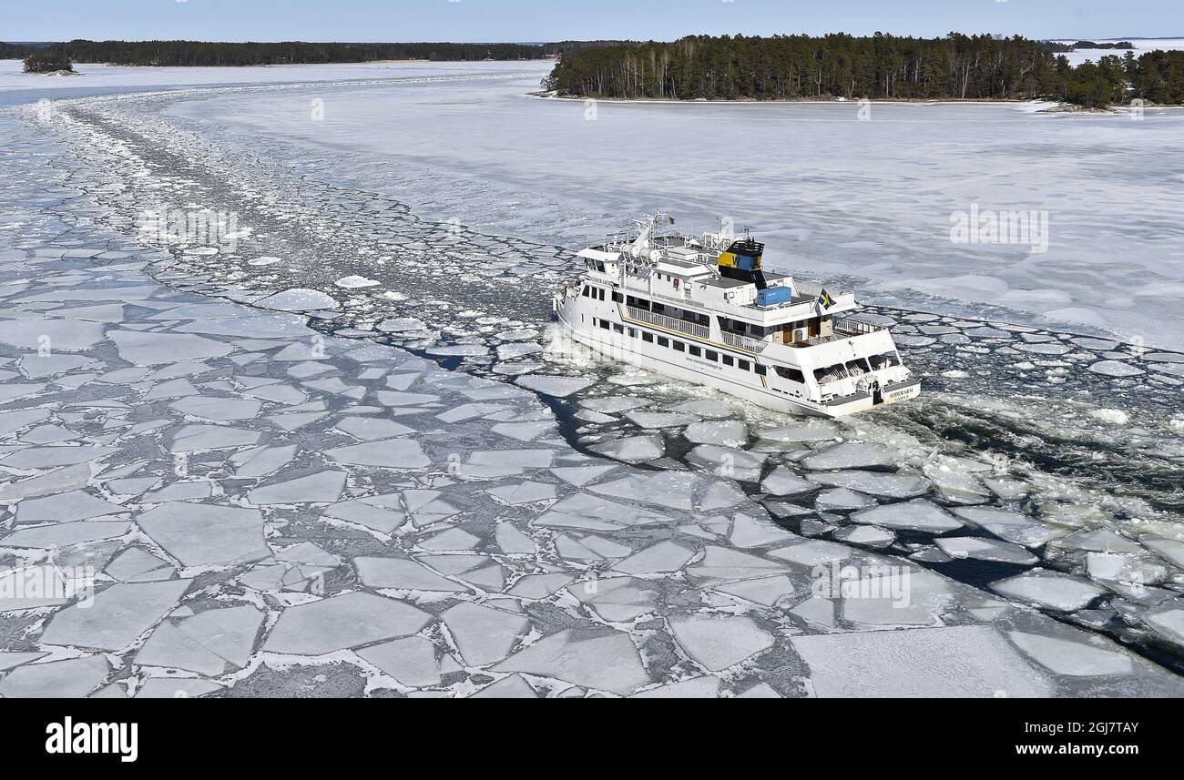 STOCKHOLM 2013-04-05 le ferry Soderarm est vu se rendre à travers un canal de glace brisé jusqu'à l'île Husaro dans l'archipel de Stockholm le vendredi 4 avril 2013. SMHI, l’agence gouvernementale suédoise chargée des prévisions météorologiques et du climat, signale qu’il y a une propagation record de glace autour des côtes de la Suède à la fin de l’hiver. Au début, les prévisionnistes s'attendaient à ce que la glace sur la mer Baltique atteigne son maximum fin janvier, mais une période prolongée de haute pression qui est arrivée début mars a provoqué la formation de nouvelles glaces à la fin de la saison, ce qui a donné lieu à une date record. Anders Wiklund / SCANPIX / Banque D'Images