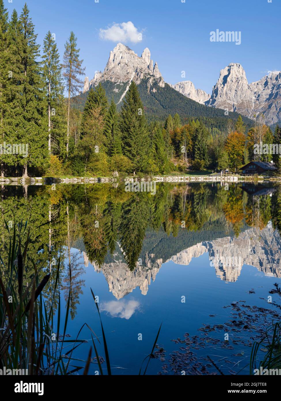 Lago Welsperg. Valle del Canali dans la chaîne de montagnes Pale di San Martino, une partie du site du patrimoine mondial de l'UNESCO, Dolomites, dans les Dolomites du Prim Banque D'Images