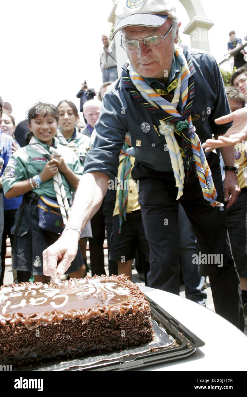 Les scouts mexicains ont surpris le roi de Suède Carl Gustaf avec une célébration du début de l'anniversaire et un gâteau spécialement cuit, qu'il a coupé et goûté à la foule le grand Santé. Le roi de Suède Carl XVI Gustaf a visité Mexico pendant le week-end avec la Fondation mondiale du Scoutisme, dont il est président honoraire. Entre autres choses, il a visité le Groupe Scout 300 au Colegio Cristobal et a examiné leurs diverses activités scoutes. Banque D'Images