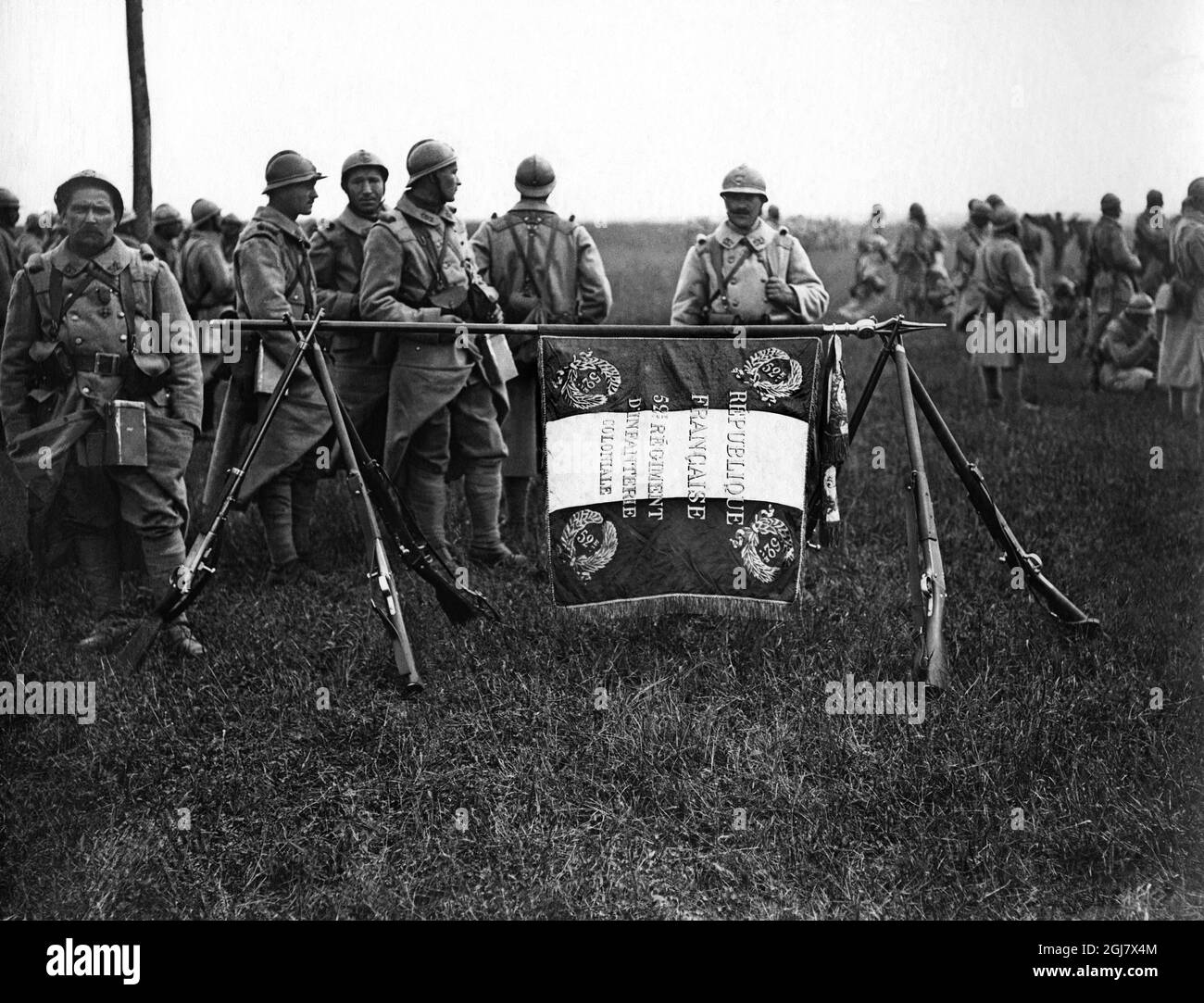 PHOTO 1914-1918. Photo de la première Guerre mondiale. Soldats français avec le Standar de la république. Banque D'Images