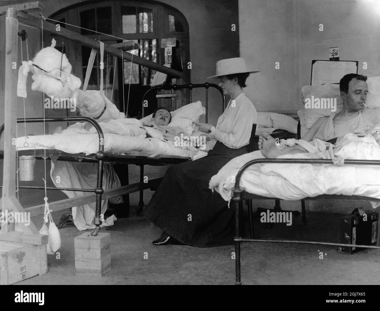 PHOTO 1914-1918. Première guerre mondiale. Une mère lit des lettres d'amis à son fils blessé à l'hôpital militaire en France. Banque D'Images