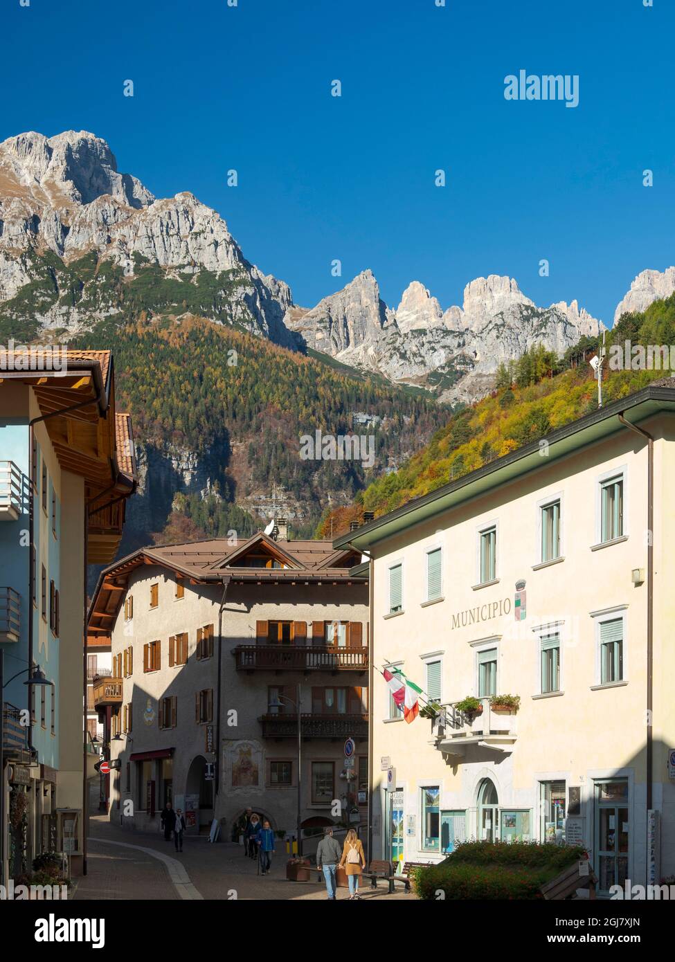 Molveno au lac Lago di Molveno dans les Dolomiti di Brenta, une partie du site du patrimoine mondial de l'UNESCO. (Usage éditorial uniquement) Banque D'Images