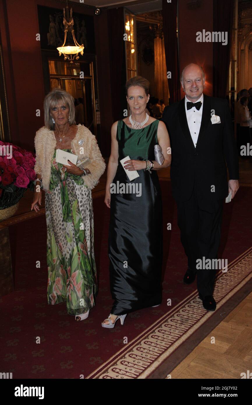 STOCKHOLM 2013-06-07 la princesse Birgitta avec sa fille Désirée von Bohlen und Halbach et son mari Eckbert von Bohlen arrivent pour un dîner privé au Grand Hôtel à Stockholm le vendredi 7 juin 2013 dans le cadre des célébrations de mariage de la princesse Madeleine de Suède et de M. Christopher O’Neill. Foto: Erik Martensson / SCANPIX / Kod 10400 Banque D'Images