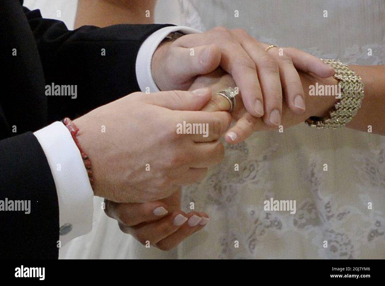 На какую руку одевать кольцо мужчине. Кольцо на руке. Обручальные кольца на руках. Обручальное кольцо на левой руке. Свадебные кольца на пальцах.