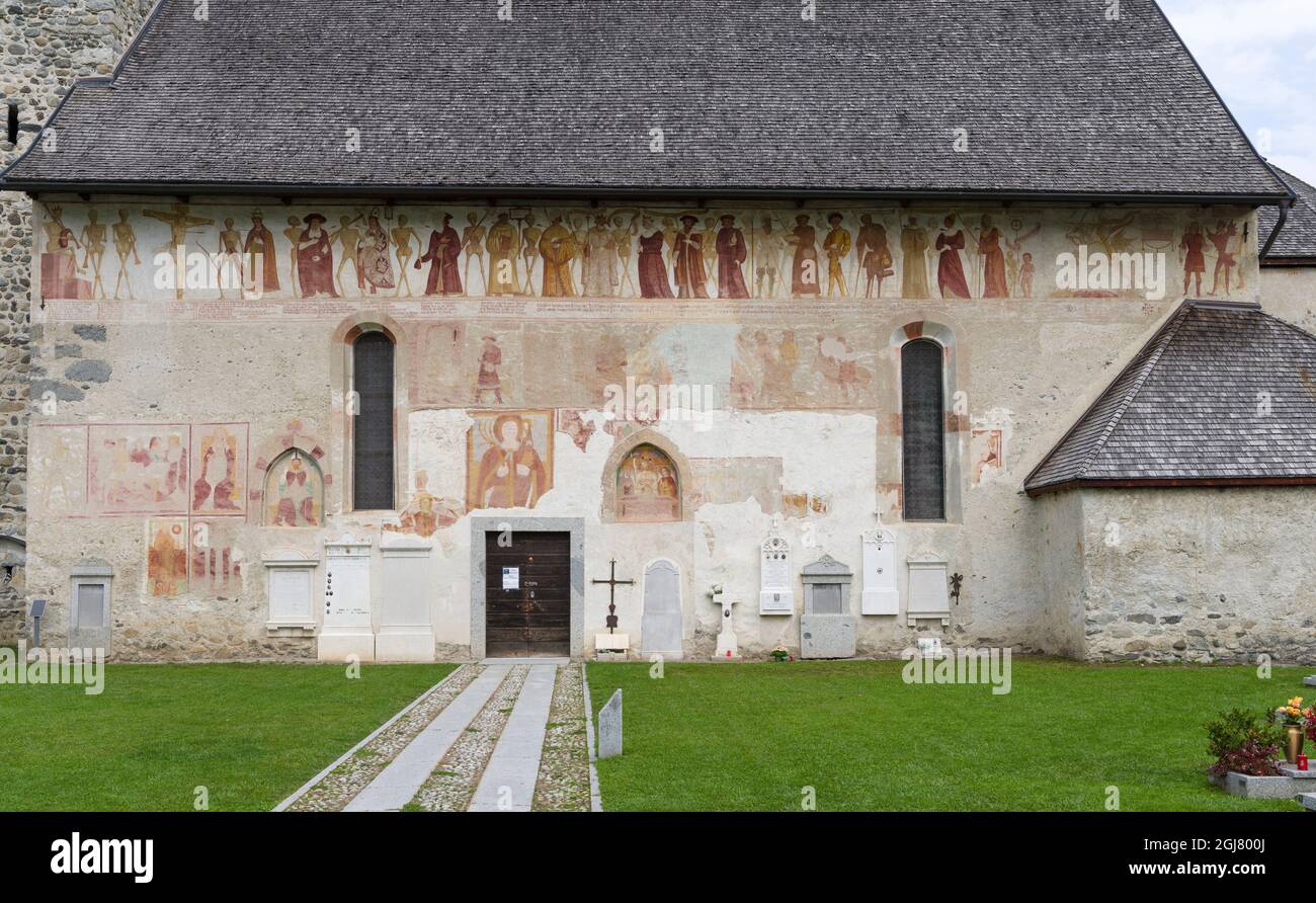 Église San Vigilio et fresque Danza Macabra (danse Macabre ou danse de la mort) par Simone Baschenis datant de 1539, Pinzolo, Val Rendena en Italie, Banque D'Images