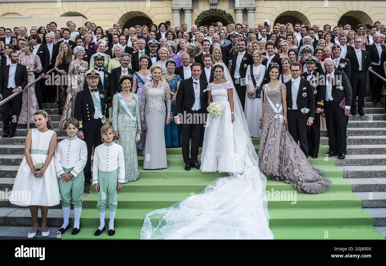 STOCKHOLM 20130608 Christopher OÃ‚´Neill et la princesse Madeline posent avec leur famille, leurs proches et leurs amis au Palais Drottningholm après le mariage de la princesse Madeleine et de Christopher O’Neill dans la chapelle royale de Stockholm, en Suède, le 8 juin 2013. Foto: Jonas EkstrÃƒÂ ömer / SCANPIX / Kod 10030 Banque D'Images