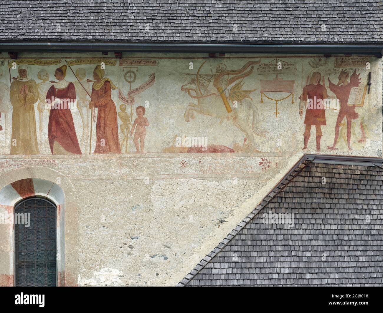 Église San Vigilio et fresque Danza Macabra (danse Macabre ou danse de la mort) par Simone Baschenis datant de 1539, Pinzolo, Val Rendena en Italie, Banque D'Images