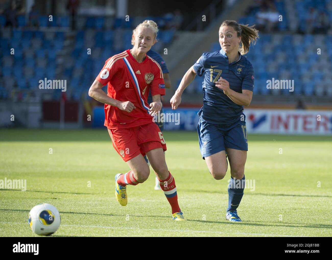 Olga Petrova (L), de Russie, rivalise avec Gaetane Thiney, de France, lors du match de football du groupe C euro 2013 des femmes de l'UEFA entre la France et la Russie à Idrottsparken à Norrkoping, en Suède, le 12 juillet 213. Photo: Maja Suslin / SCANPIX / code 10300 Banque D'Images