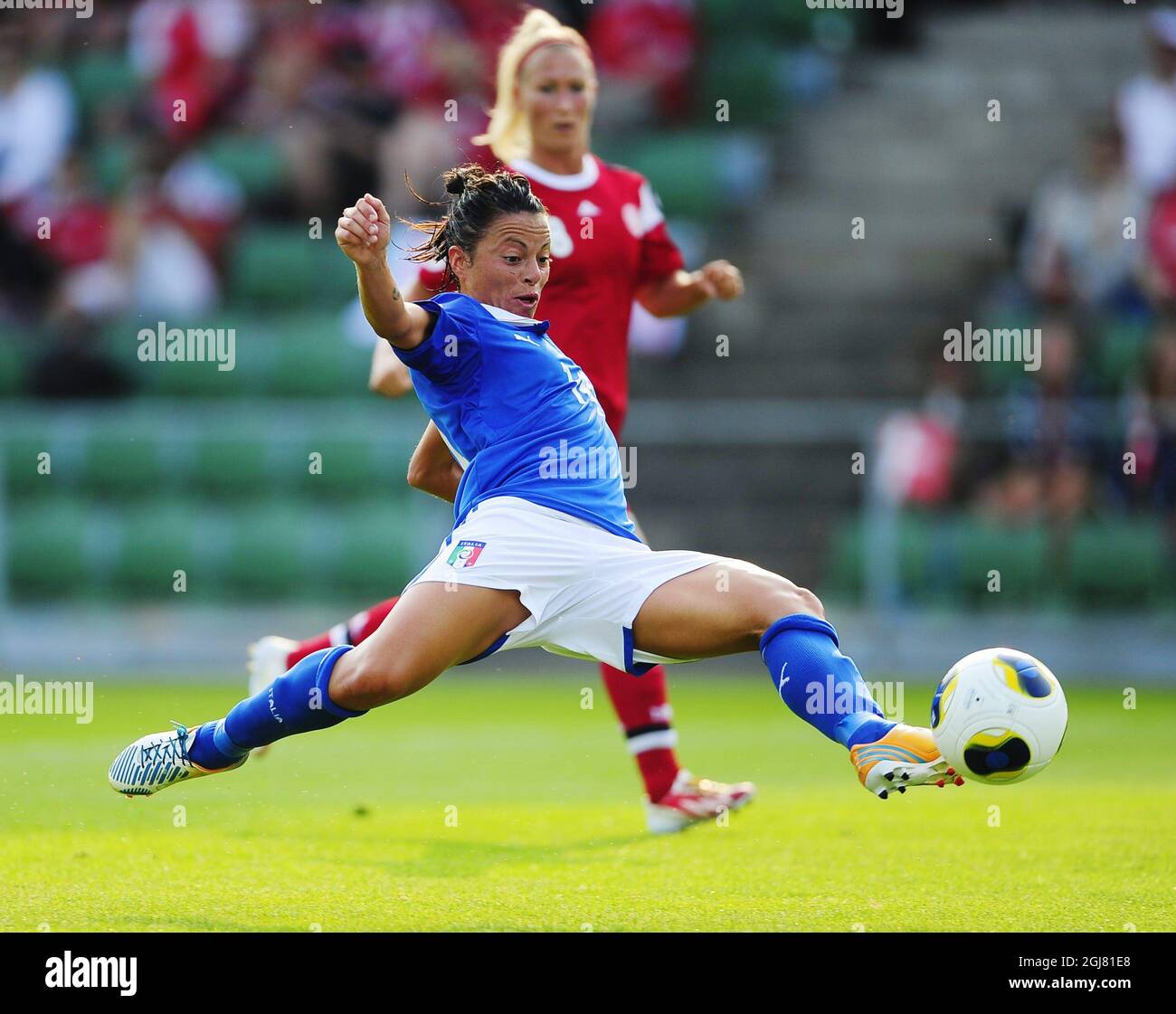 HALMSTAD 2013-07-13 Sandy Iannella, de l'Italie, tire le ballon pendant le  groupe EURO 2013 de l'UEFA féminin Un match de football entre le Danemark  et l'Italie à Orjans vall à Halmstad, Suède,