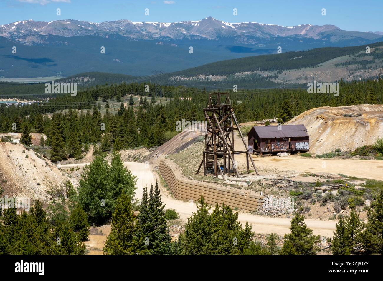 Vues sur Mineral Belt Trail à travers le quartier minier historique de Leadville active au tournant du siècle, Colorado, États-Unis. Banque D'Images