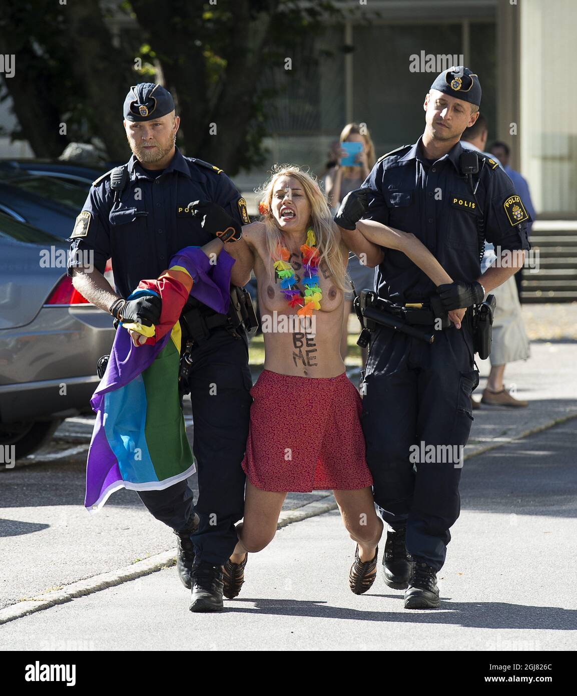 STOCKHOLM 20130801 quatre activistes de l'organisation féministe FEMIN ont mené une campagne jeudi matin à l'ambassade de Russie à Stockholm pour protester contre les lois anti-gay russes. Deux des militants sont entrés dans la zone de l'ambassade. La police a été appelée sur le site et les femmes ont été arrêtées par la suite pour intrusion. Cette semaine, le Stockholm Pride Festival a lieu. Foto Jonas Ekstromer / SCANPIX Kod 10030 Banque D'Images