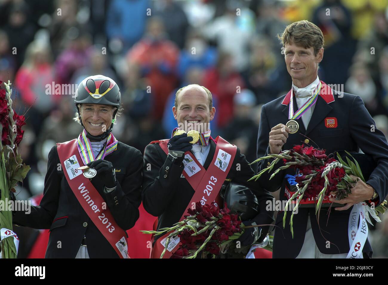 Michael Jung, gagnant individuel de la médaille d'or, en Allemagne, au milieu; Ingrid Klimke, médaillée d'argent, en Allemagne, à gauche; et William Fox-Pitt, gagnant de la médaille de bronze, à droite, aux Championnats d'Europe de l'IFI Eventing à Malmo, en Suède, le 1er septembre 2013. Banque D'Images