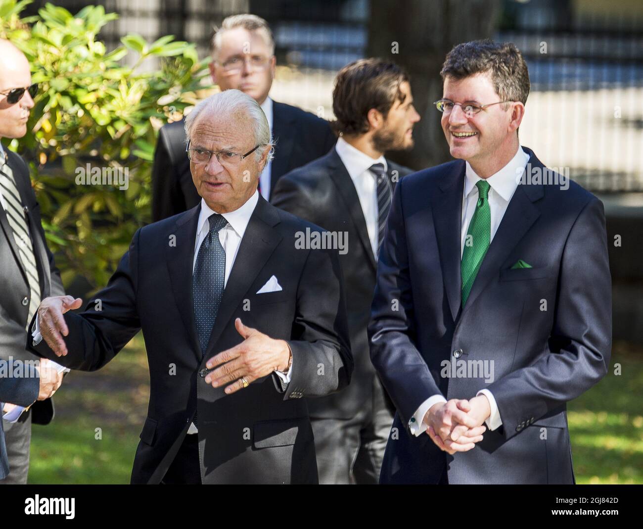 STOCKHOLM 20130908 le roi Carl Gustaf et l'ambassadeur Brisith en Suède, M. Paul Johnston, sont vus pendant le service commémoratif de feu la princesse Lilian à l'église anglaise de Stockholm, Suède, le 8 septembre 2013. Foto: Suvad Mrkonjic / XP / SCANPIX / Kod 7116 ** HORS SUÈDE** Banque D'Images