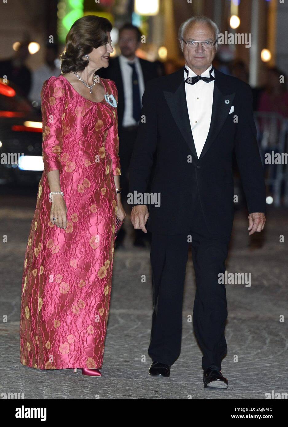 STOCKHOLM 2013-09-14 le roi Carl Gustaf et la reine Silvia arrivent au concert du jubilé du Riksdag suédois, dans le cadre du 40e jubilé du roi, qui s'est tenu à la salle de concert de Stockholm le 14 septembre 2013. Photo: Claudio Bresciani / SCANPIX Kod 10090 Banque D'Images