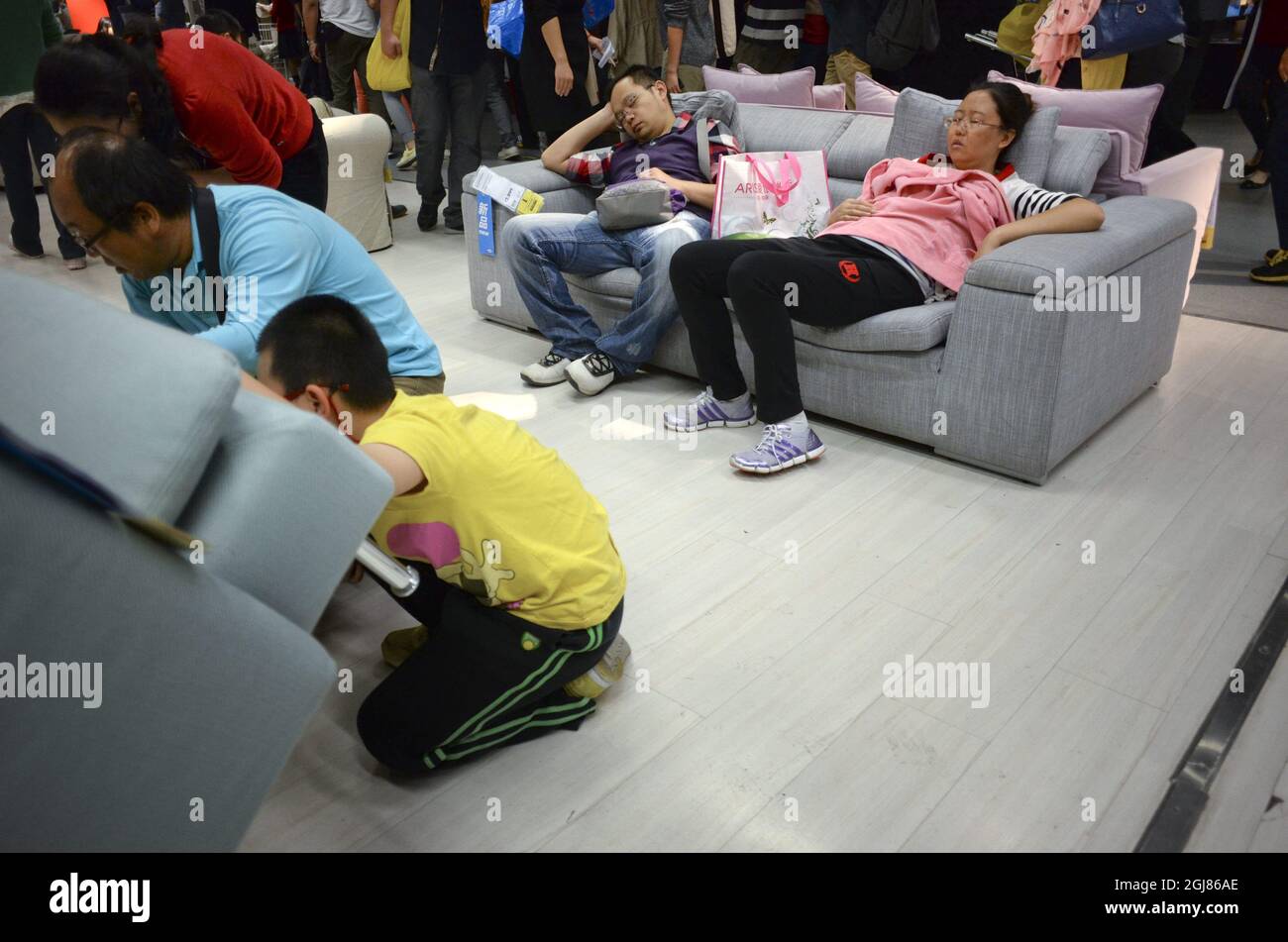 KINA 2013-09-27 clients dans un magasin de meubles IKEA en Chine septembre 2013. Les clients qui s'endorment dans les lits et les canapés d'IKEA ne sont pas inhabituels en Chine. Mais ce n'est pas un problème selon la direction d'IKEA - nous accueillons tous ceux qui veulent venir dans nos magasins. Tous nos visiteurs sont des clients potentiels, a déclaré Linda Xu, relations publiques pour le groupe Ikea en Chine, selon le journal Swediosh DN, Quting le Figaro. Depuis qu'Ikea s'est établi en Chine il y a 15 ans, le pays est devenu l'un de leurs marchés les plus importants. Près de 15 millions de personnes ont visité les 11 magasins de China la Banque D'Images