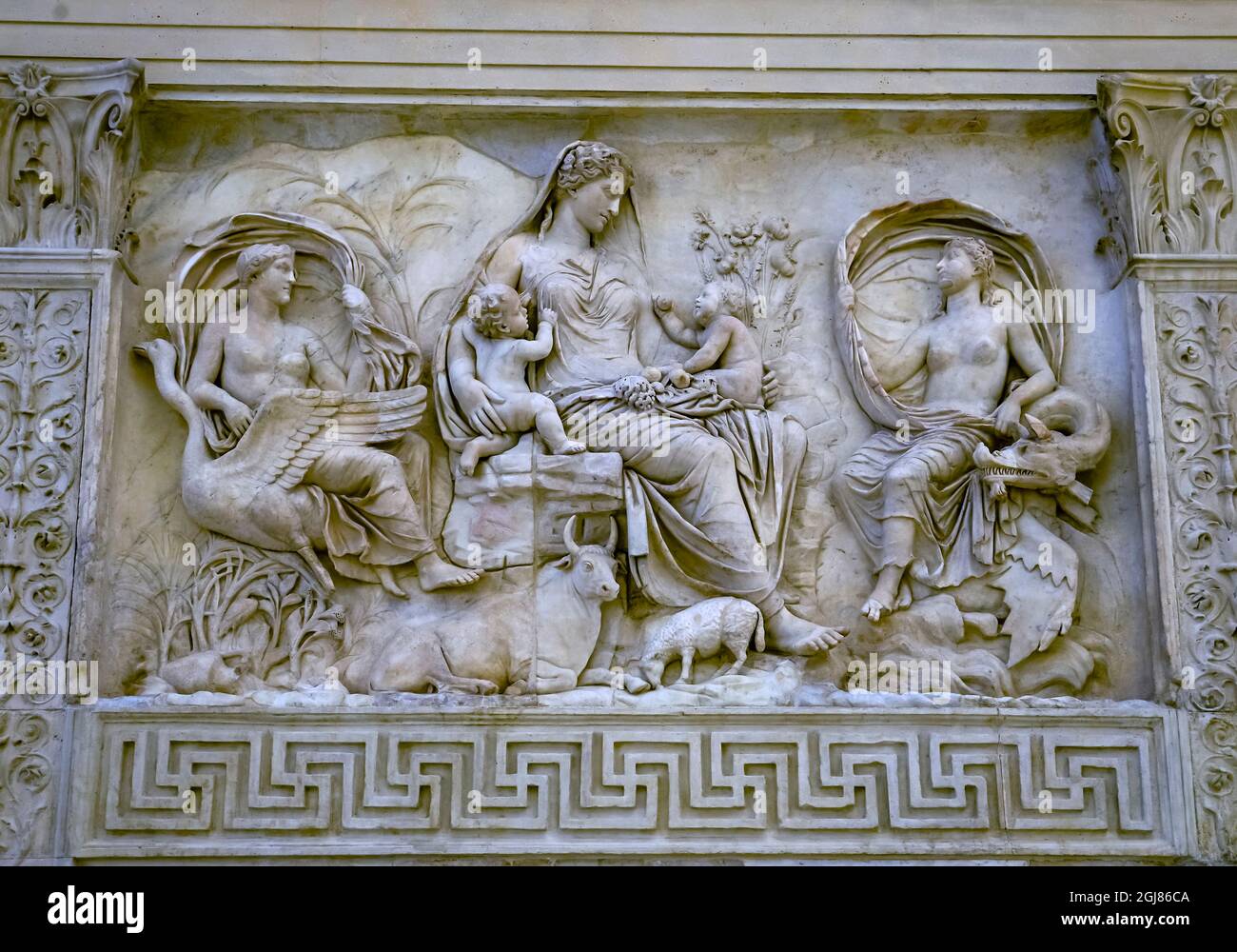 Terre mère Déesse romaine Statue Ara Pacis autel de la paix Augustus, Rome, Italie. Monument à l'empereur Augustus Caesar construit 9 av. J.-C. Banque D'Images
