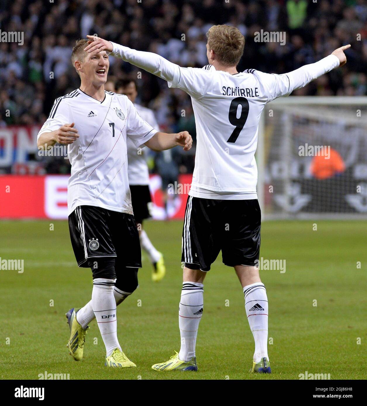 André Schuerrle (L), de l'Allemagne, célèbre avec son coéquipier Bastian Schweinsteiger après avoir obtenu son troisième but lors du match de qualification de la coupe du monde C 2014 entre la Suède et l'Allemagne à l'Friends Arena de Stockholm, en Suède, le 15 octobre 2013. Photo: Anders Wiklund / TT / code 10040 Banque D'Images