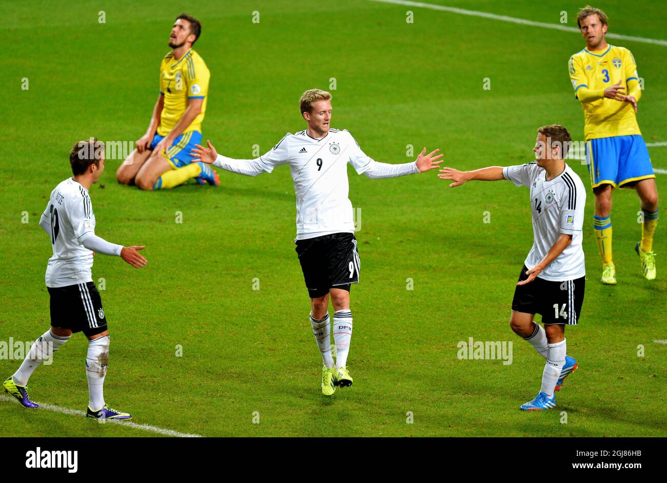 L'Allemand André Schuerrle (C) célèbre ses scores avec ses coéquipiers Mario Goetze (L) et Max Kruse, tandis que le Suédois Per Nilsson (Far L) et Mikael Antonsson semblent découragés lors du match de qualification de football du groupe C de la coupe du monde 2014 entre la Suède et l'Allemagne à Friends Arena à Stockholm, en Suède, le 15 octobre 2013. Poto: Jonas Ekstromer / TT / code 10030 Banque D'Images