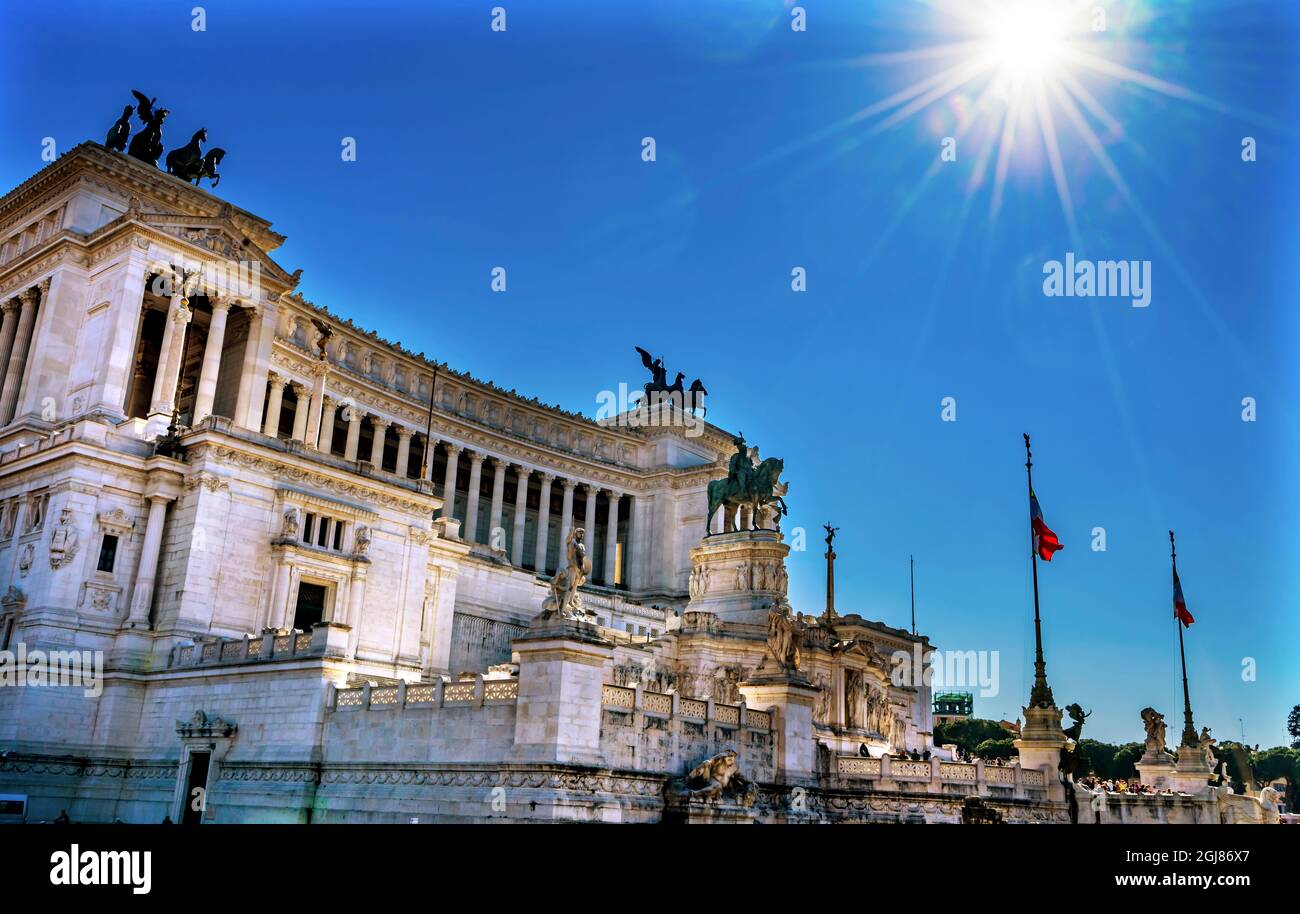 Rayons du soleil Victor Emanuele Monument tombe Soldat inconnu, Rome, Italie. Monument créé en 1911 au premier roi d'une italie unie. Banque D'Images