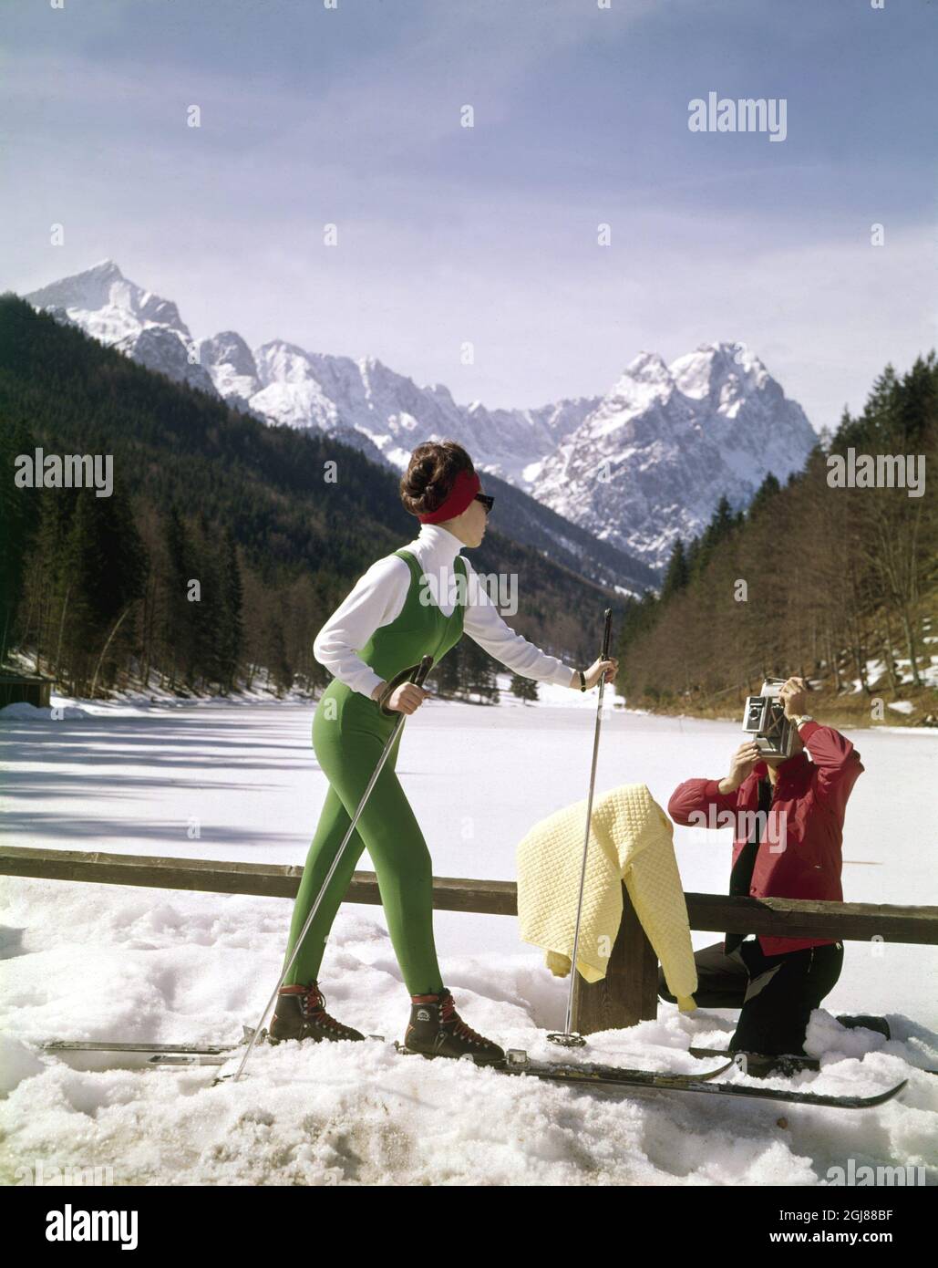 PhotoDate:196?-?-???? FICHIER photo prise de la femme à la mode ski années  1960. Tourisme dans la station de ski des Alpes Garmisch Partenkirchen au  bayern sites: ALLEMAGNE photo Date: 196? -? -? ****