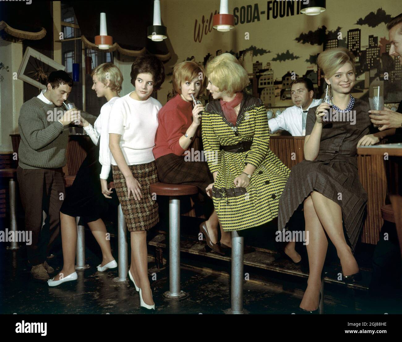 196?-??-?? FILE Girls ayant des boissons au bar, vêtements de mode des années 1960. Photo CA Peterson / SVT Bild / TT Banque D'Images