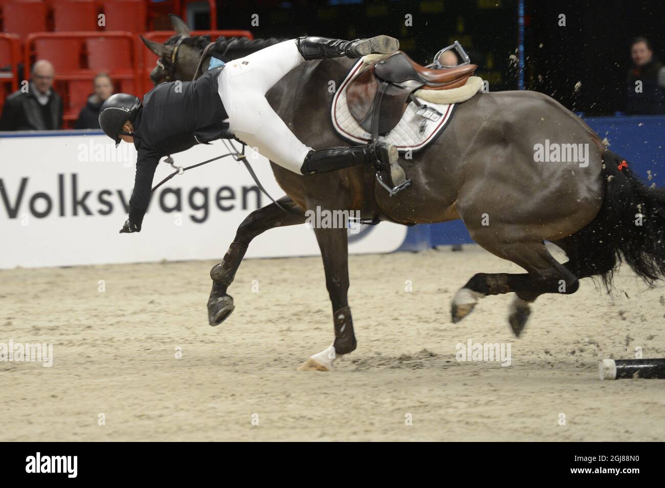 STOCKHOLM 2013-11-28 Emma Emanuelsson, de Suède, tombe de son cheval Hansa Kredit Obelix lors du saut international au Stockholm International Horse Show dans le Globe Arena à Stockholm, Suède, le 29 novembre 2013. Photo: Fredrik Sandberg / TT / code 10080 Banque D'Images