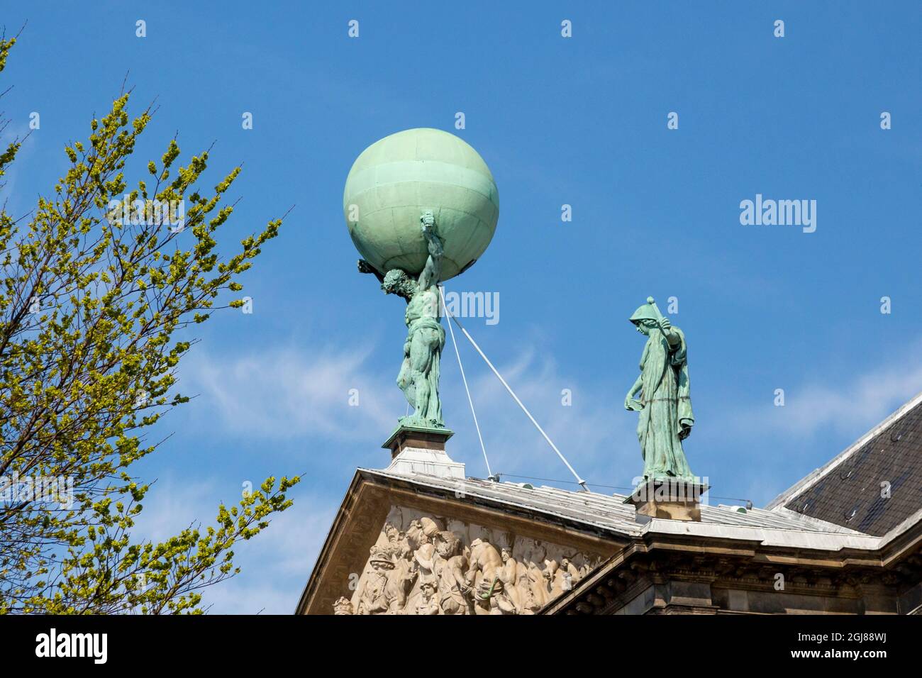 Europe, pays-Bas, Amsterdam. Statue de l'Atlas au sommet du Palais Royal d'Amsterdam. Credit AS: Wendy Kaveney / Galerie Jaynes / DanitaDelimont.com Banque D'Images