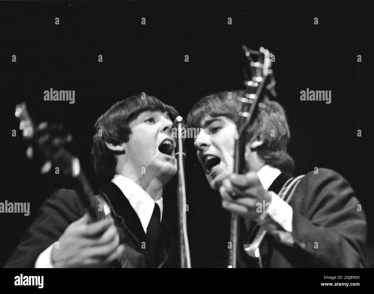 STOCKHOLM 1964-07-28 *POUR VOS DOSSIERS* Paul McCartney et George Harrison des Beatles sont vus lors d'un concert au stade de glace de Johanneshov à Stockholm, Suède, 28 juillet 1964 Foto: Folke Hellberg / DN / TT / Kod: 23 **OUT SWEDEN OUT** Banque D'Images