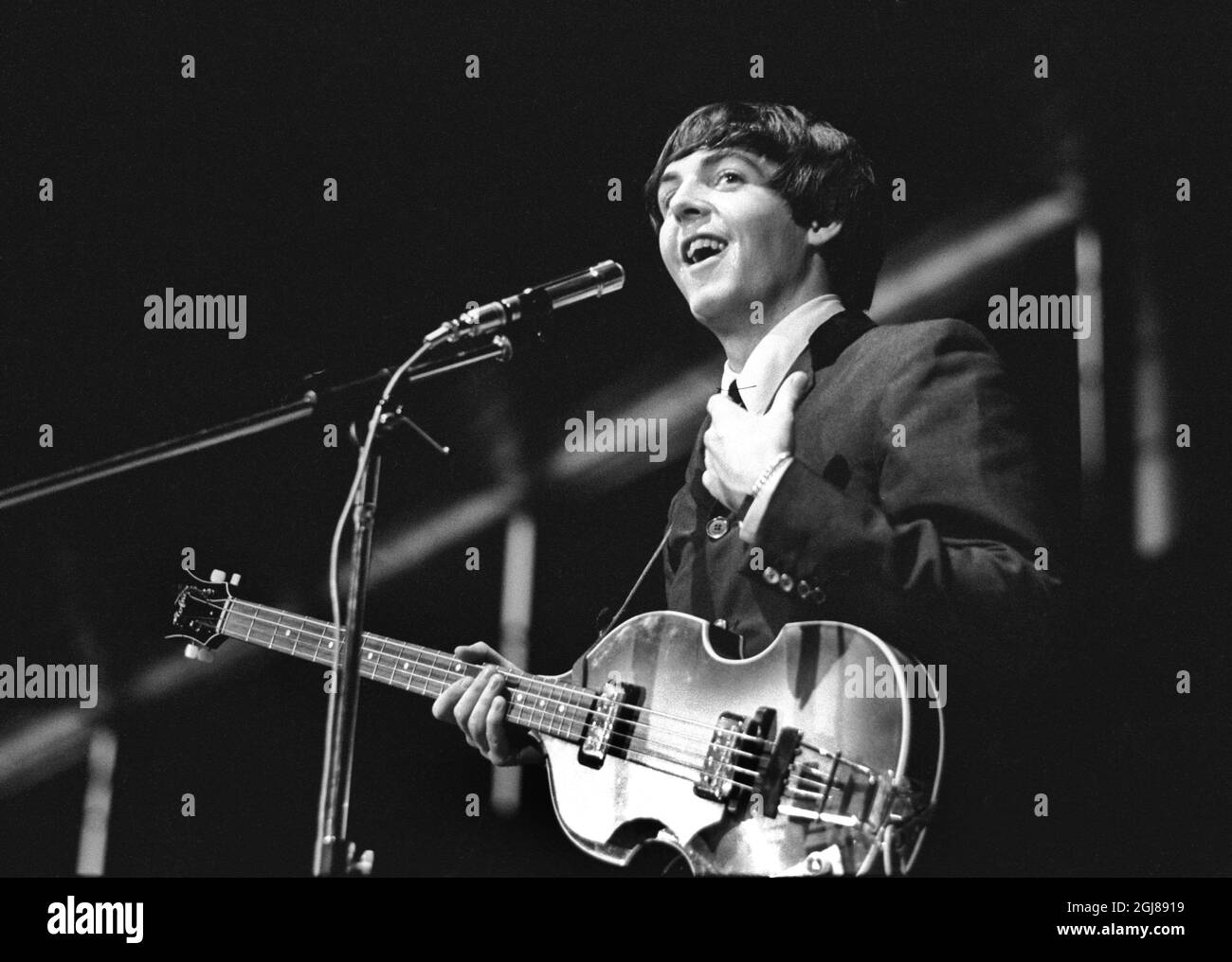 STOCKHOLM 1964-07-28 *POUR VOS DOSSIERS* Paul McCartney et les Beatles sont vus pendant un concert au stade de glace de Johanneshov à Stockholm, Suède, 28 juillet 1964 Foto: Folke Hellberg / DN / TT / Kod: 23 **OUT SWEDEN OUT** Banque D'Images
