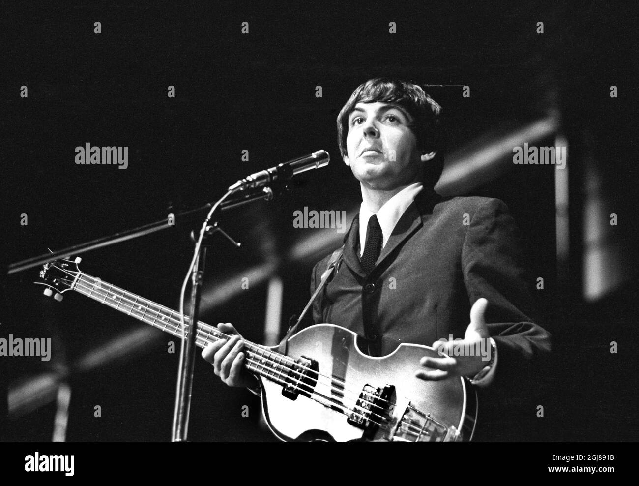 STOCKHOLM 1964-07-28 *POUR VOS DOSSIERS* Paul McCartney et les Beatles sont vus pendant un concert au stade de glace de Johanneshov à Stockholm, Suède, 28 juillet 1964 Foto: Folke Hellberg / DN / TT / Kod: 23 **OUT SWEDEN OUT** Banque D'Images