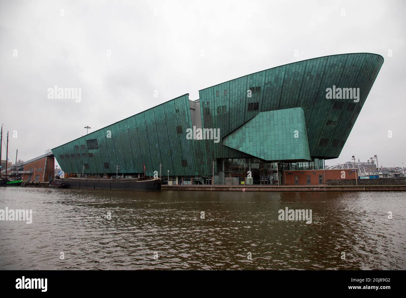 Europe, pays-Bas, Amsterdam. Le Musée des Sciences de Nemo a formé comme un navire et revêtu de cuivre. Banque D'Images
