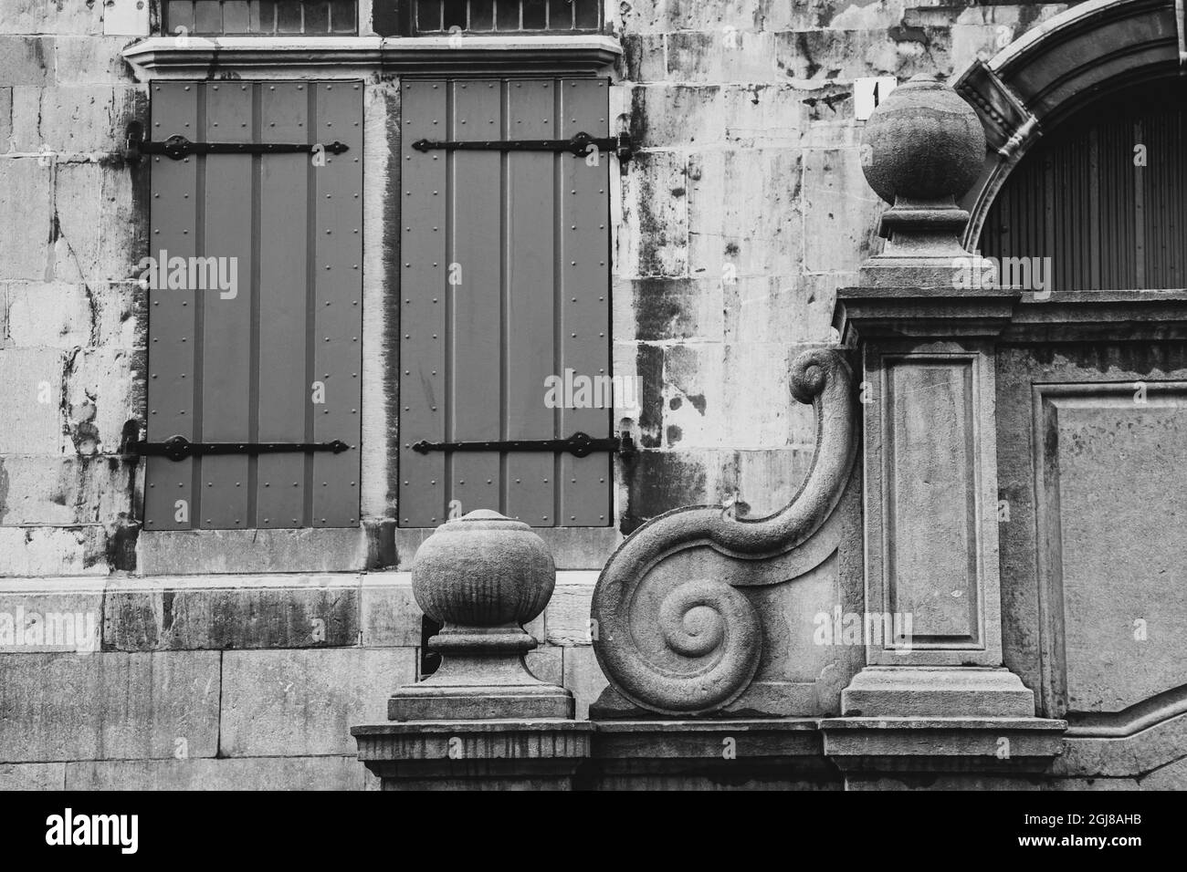 Europe, pays-Bas, la Haye. Fenêtre avec volets et volute en pierre sur le vieil hôtel de ville du XVIe siècle. Banque D'Images