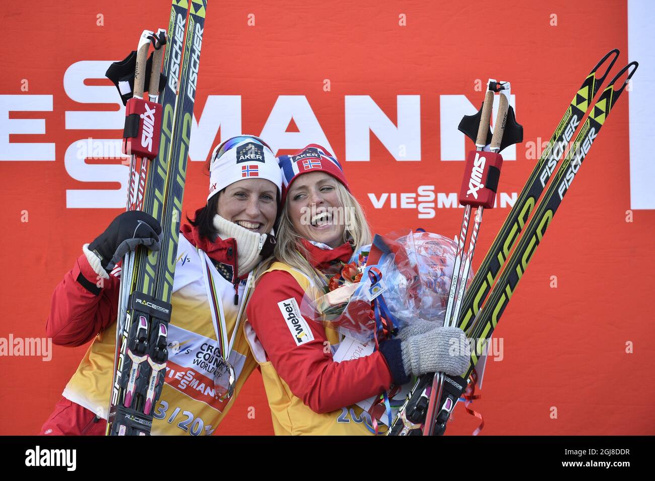 La Norvège Therese Johaug célèbre sur le podium avec le trophée comme vainqueur global de la coupe du monde de ski féminin après la poursuite finale de 10 km à Falun, Suède, dimanche 16 mars 2014. Compatriote Marit Bjorgen à gauche. Photo: Anders Wiklund / TT ** SUÈDE SORTIE ** Banque D'Images