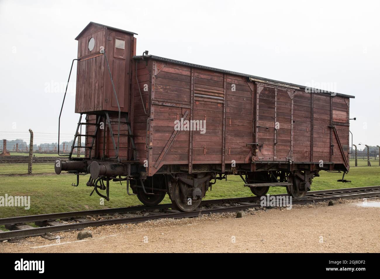 Une seule voiture de train utilisée pour transporter des victimes innocentes du programme nazi d'extermination de l'Holocauste pendant la Seconde Guerre mondiale, exposée à Birkenau. Banque D'Images