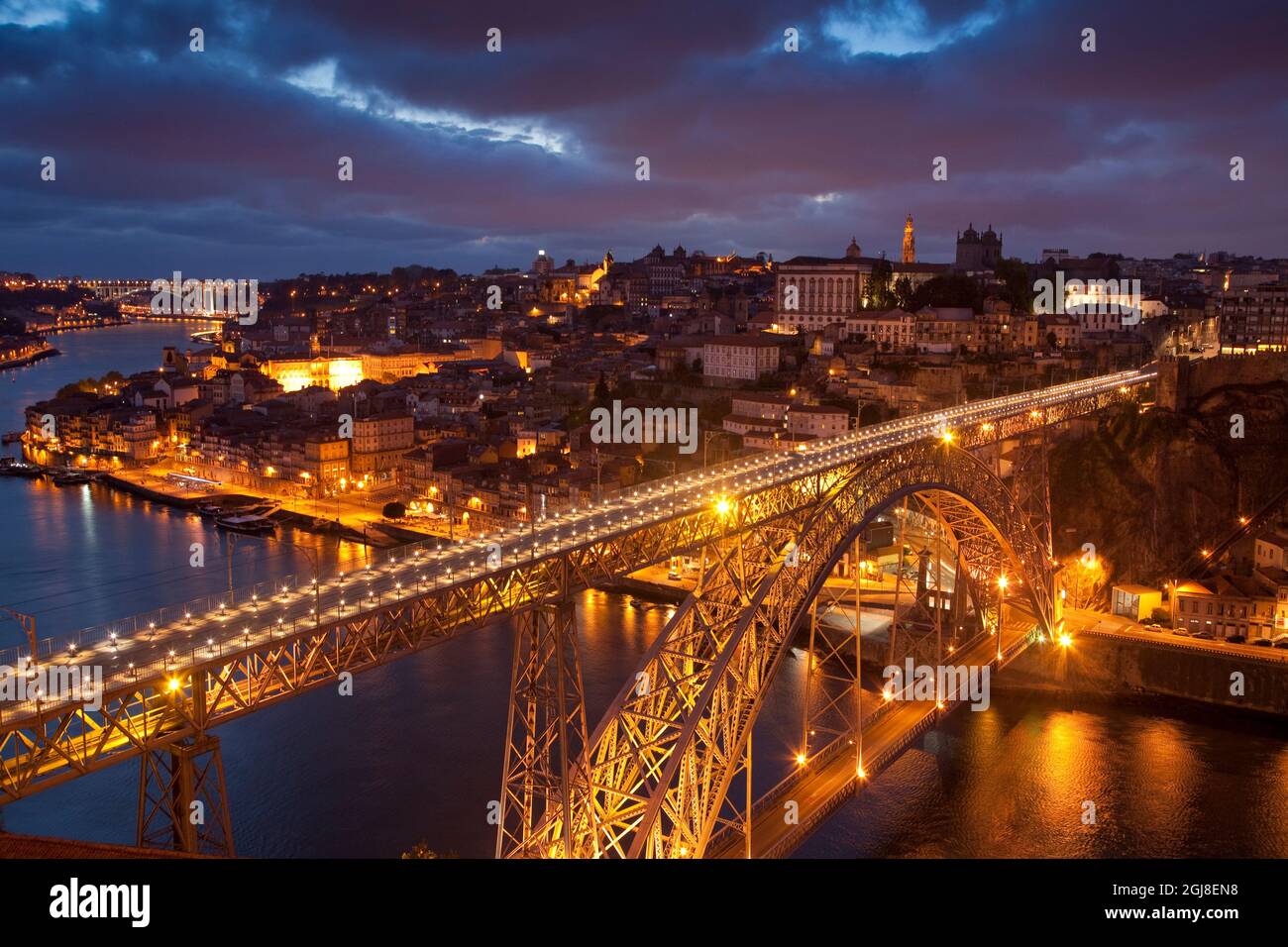 Portugal, Porto. Pont sur la rivière et ville la nuit. Banque D'Images