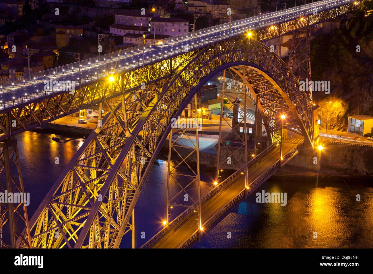 Portugal, Porto. Pont sur la rivière et ville la nuit. Banque D'Images