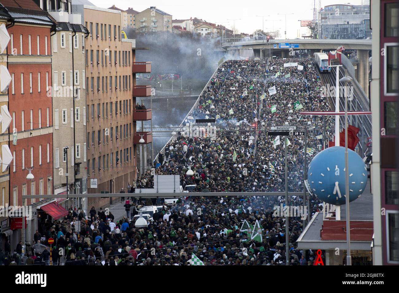 STOCKHOLM 20140414 les supporters de l'équipe de football Hammarby sont vus défiler vers le premier match de leur équipe pour la saison à Stockholm, Suède, le 14 avril 2014. C'est une tradition annuelle pour les supporters de Hammarby de se réunir à la partie de l'équipe de Stockholm, Sodermalm, et de marcher au stade Foto: Sven Lindwall / EXP / TT / Kod 7117 ** HORS SUÈDE DEHORS** Banque D'Images