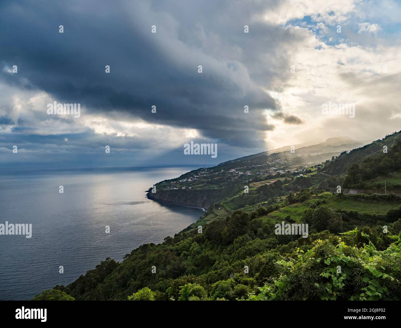 Paysage sur la côte sud près de Ribeira Seca. Île de Sao Jorge, Açores, Portugal. Banque D'Images