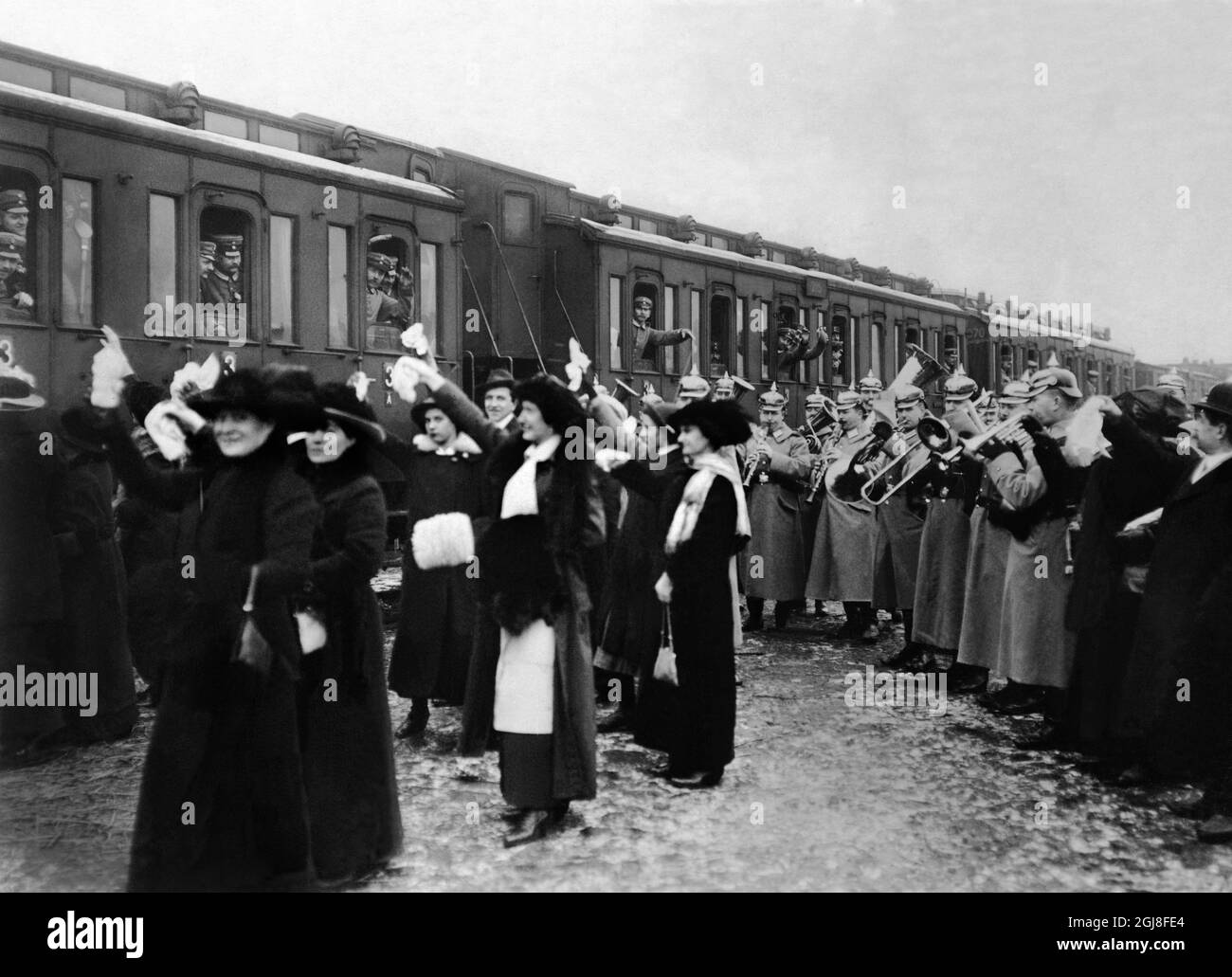 FICHIER 1914 image de la première guerre mondiale. Des femmes, des amies et des mères brandisent des bye de la plate-forme de la gare de Stettiner Bahnhof aux soldats allemands sur leur chemin vers le front. *** Bild fran forsta varldskriget. Fruar, Mammour och flickvanner vinkar adjo fran perrongen pa Stettiner Bahnhof till sina man pa vag till fronten. ARET ar 1914 och de tyska soldaterna och deras anhoriga tror pa en 'promenadseger'. Foto:Scanpix Historique/ Kod:1900 Scanpix SUÈDE Banque D'Images