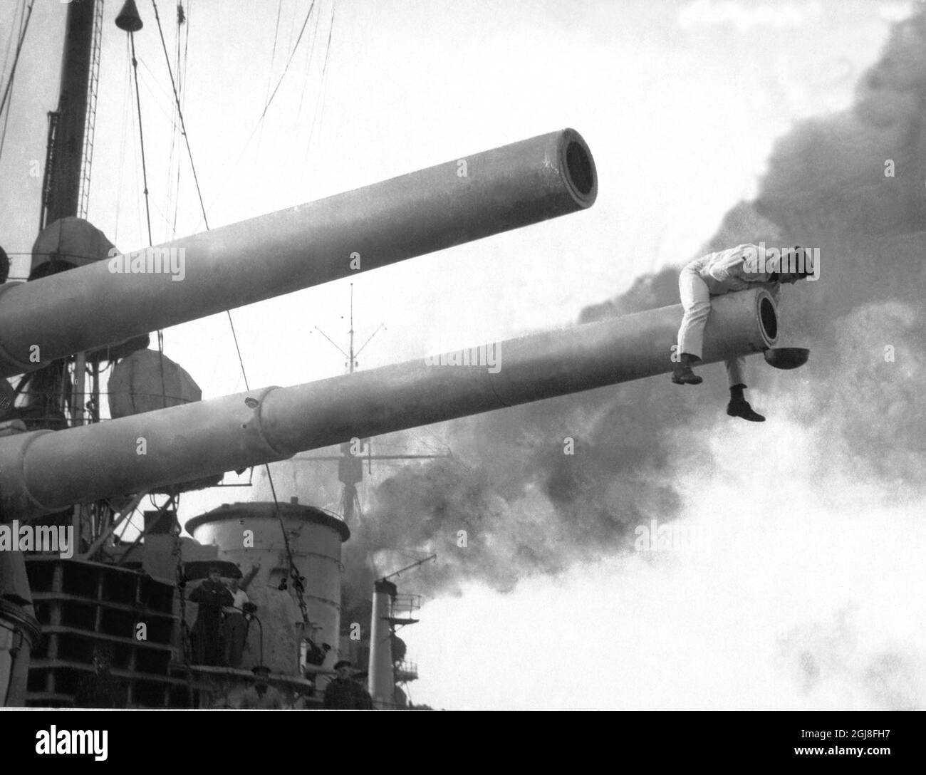 PHOTO 1914-1918. Photo de la première Guerre mondiale. Un soldat qui fait le feu sur un croiseur blindé allemand. **** Bild fran forsta varldskriget. Kanonmynningen oljas pa en tysk pansarrrssar. Foto:Scanpix Historique/ Kod:1900 Scanpix SUÈDE Banque D'Images